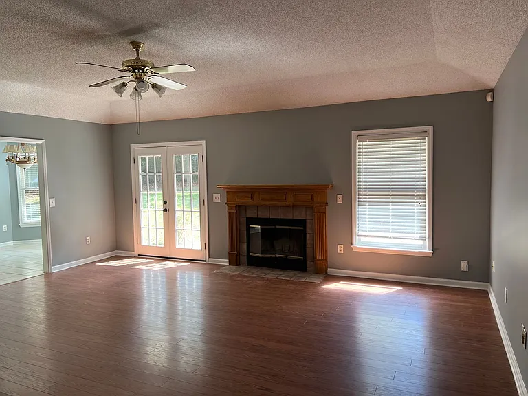 114 Windmere Dr — Photo 2