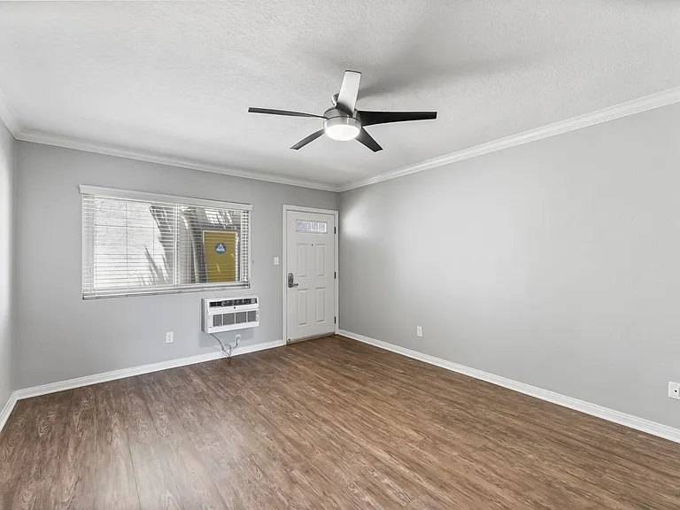 California Palms Apartments — Photo 17