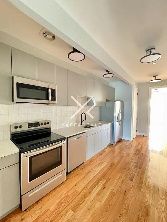 Building Photo - 170 Covert St #4