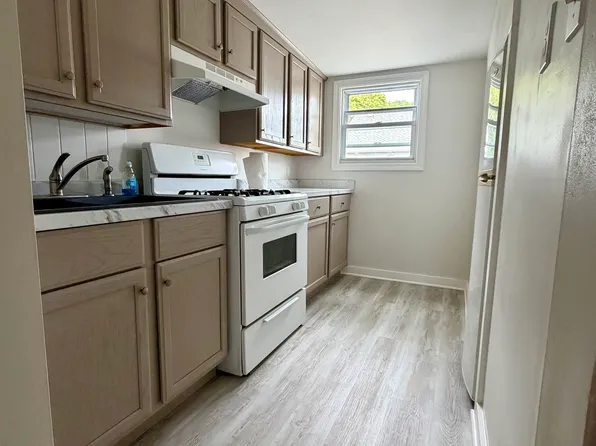 127 Brown St APT 3, Fall River, MA 02724