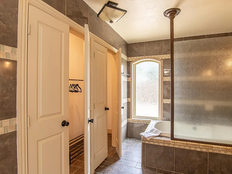 3631 Seguin Dr — Photo 23