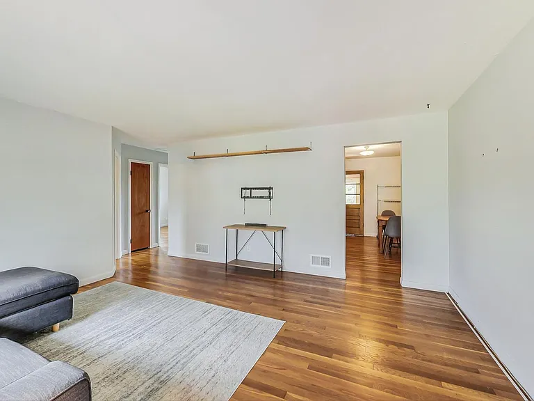 9511 48th Ave — Photo 2