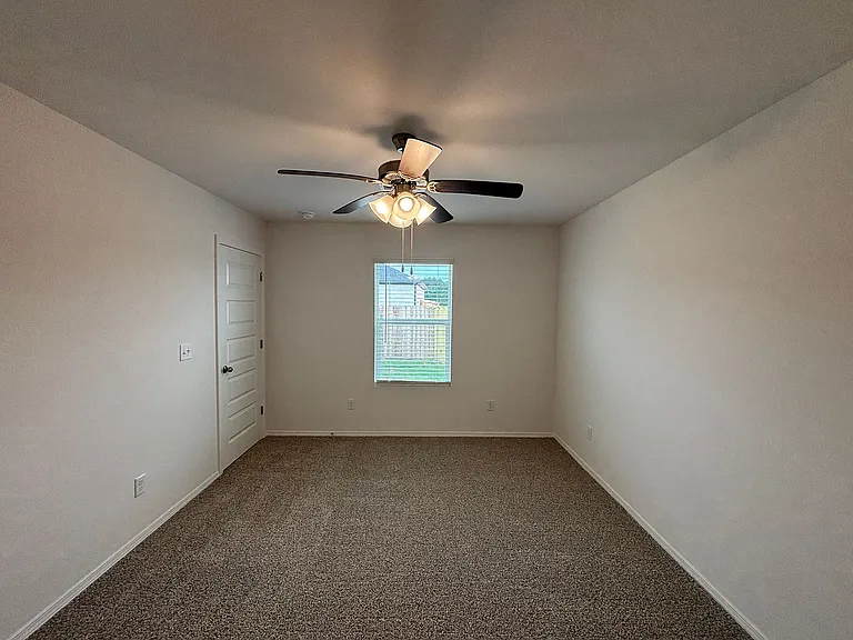 213 Preston Ln — Photo 11