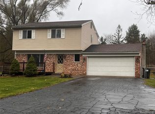 11048 Silver Dr, Whitmore Lake, MI