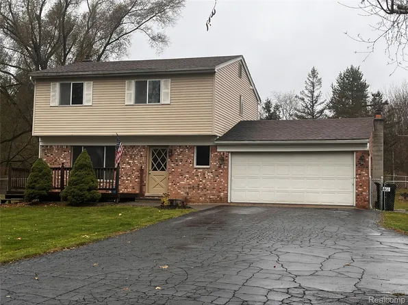 11048 Silver Dr, Whitmore Lake, MI 48189