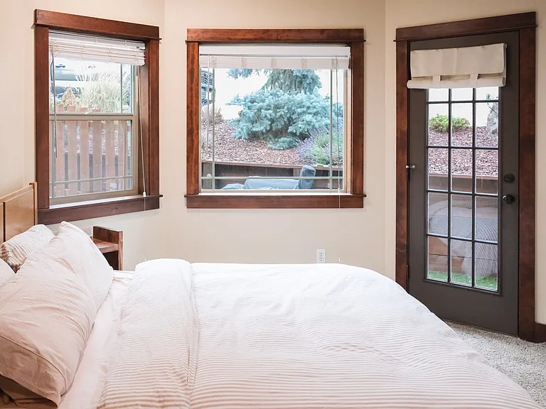 1031 NW Quincy Ave — Photo 6