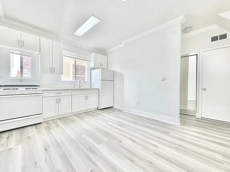 1444 W 28th St — Photo 3