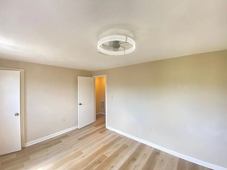 18 Profile Cir — Photo 14