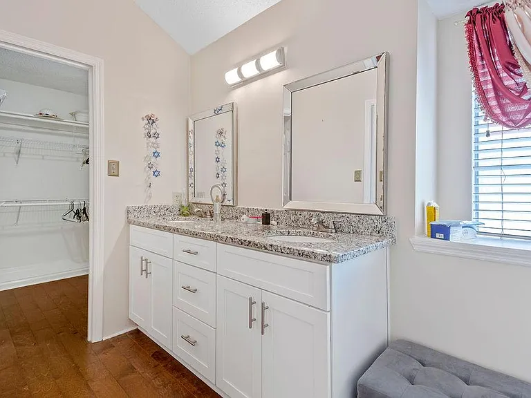 335 W Taylors Xing — Photo 15