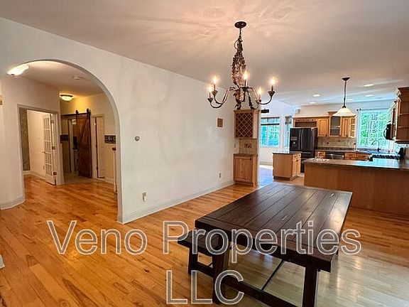 5th image of 1023 Packer Rd