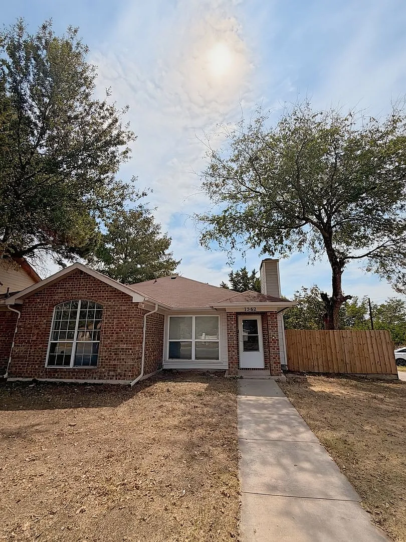 Charming 3BR House in Fort Worth — Photo 2
