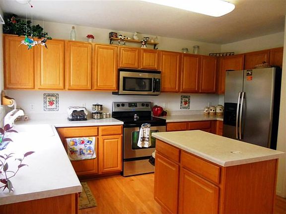 Kitchen w/ Island