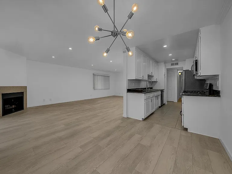 1946 Selby Apartments — Photo 3