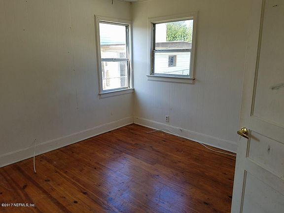 4th image of 2416 Crill Ave