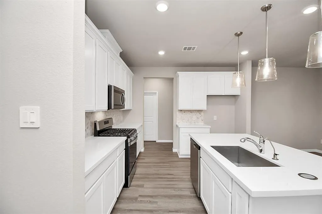 4 bed, 2.5 bath, 2465 sqft, $3,000 — Photo 4