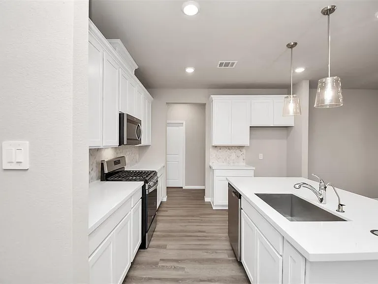 5810 Linda Cove Ln — Photo 4