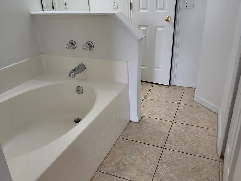 4100 Mendenwood Ln — Photo 9