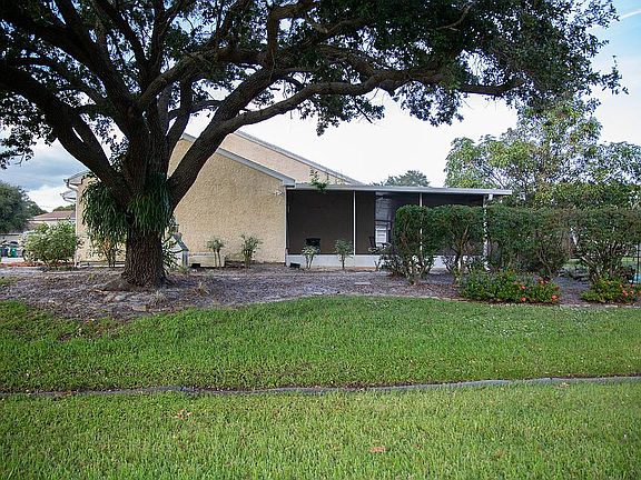 5th image of 2537 SE Lily St