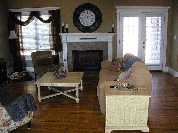 2nd image of 927 Meadowlark Dr