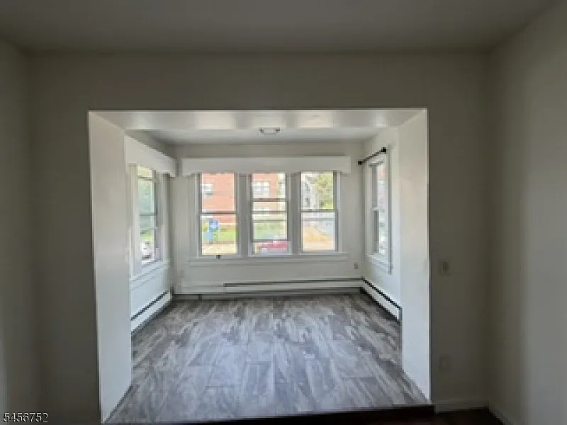 6 bed, 1.0 bath, 2500 sqft, $2,600 — Photo 3