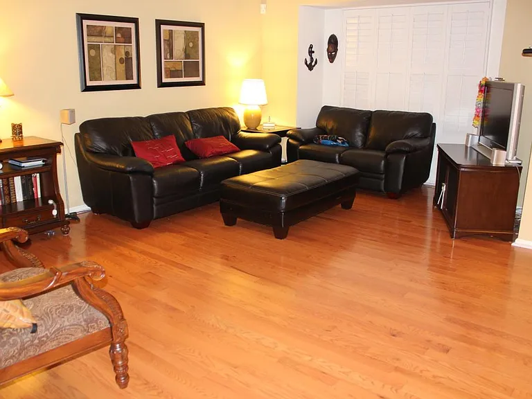 122 Wallace Ct — Photo 2
