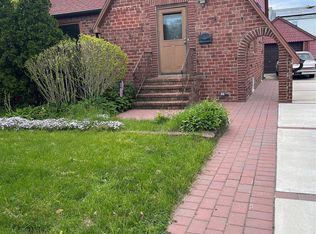 25 Kensington Ct, Copiague, NY 11726