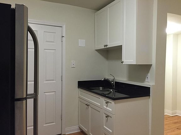 2nd image of 716 W Buckingham Pl APT Garden