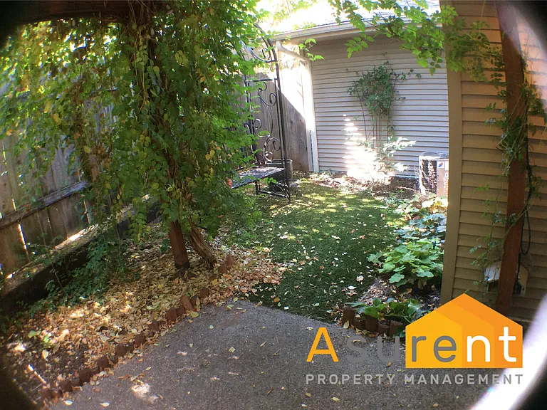 1106 E 11th St #C — Photo 20