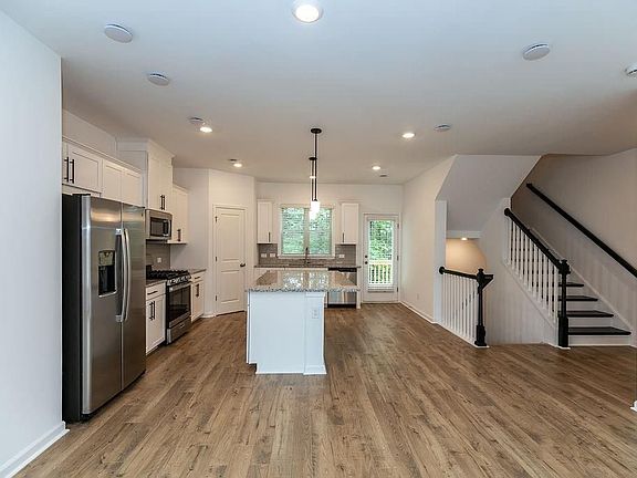 5th image of 1535 Brandon Sq