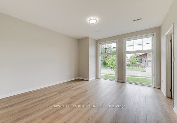 3rd image of 165 Spalding Rd