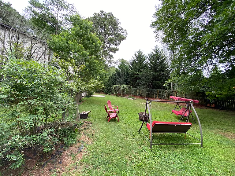 Included is full use of a spacious backyard area that contains privacy fencing