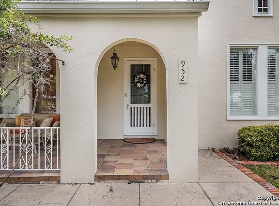 3rd image of 952 Myrta St
