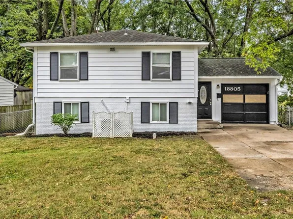 18805 E Arrowhead Dr, Independence, MO 64056