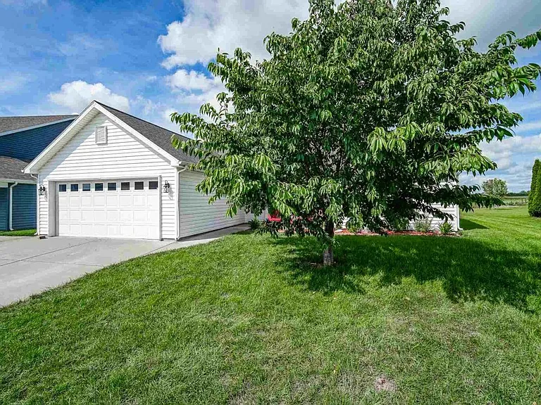 3839 Amethyst Ct — Photo 2