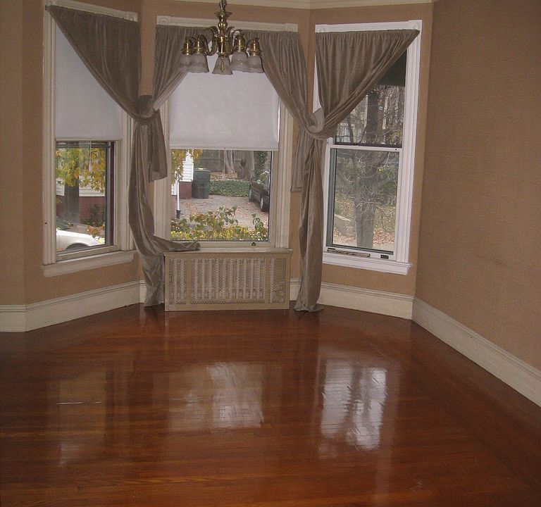 living room, bay windows facing out to Bainbridge