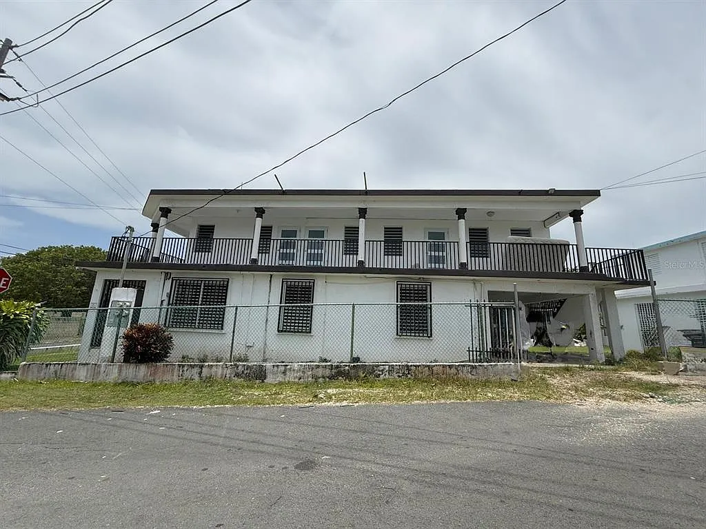 2 bed, 1.0 bath, 598 sqft, $900 — Photo 2