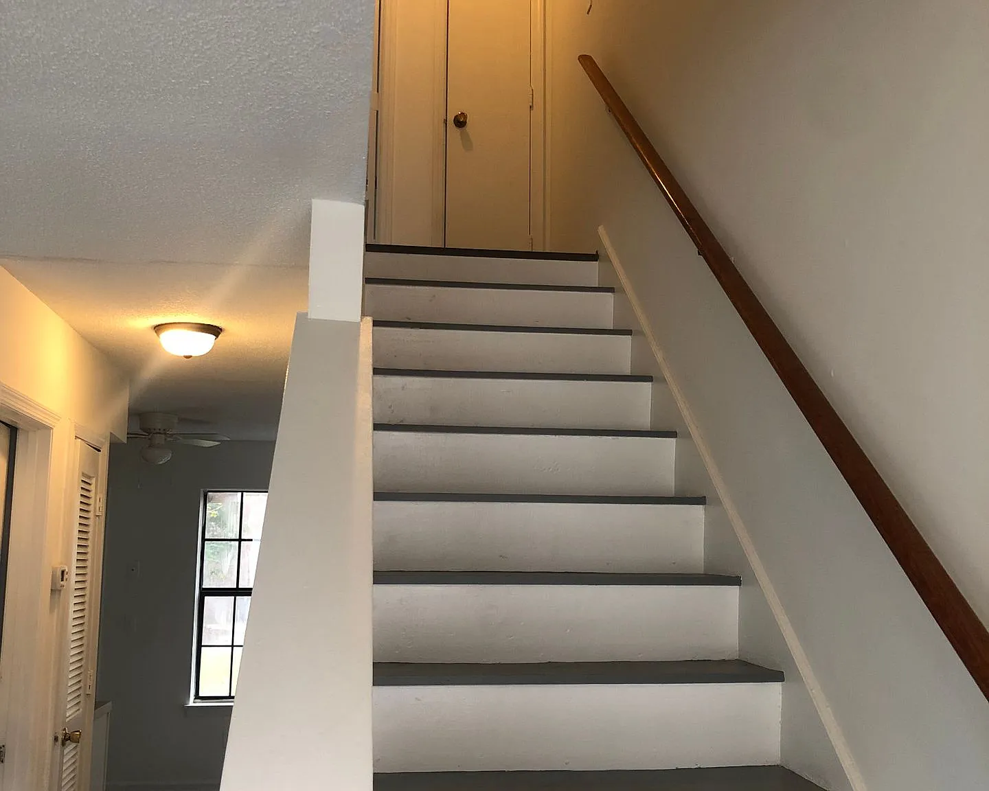 Townhouse unit in trendy Summerville — Photo 4