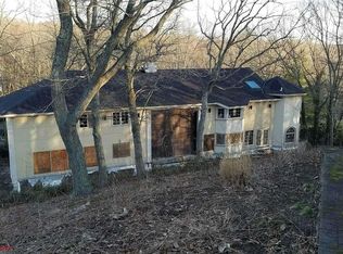 11 Split Rock Ct, Melville, NY 11747