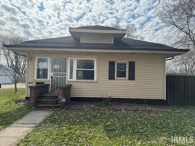 1st image of 807 E 5th St
