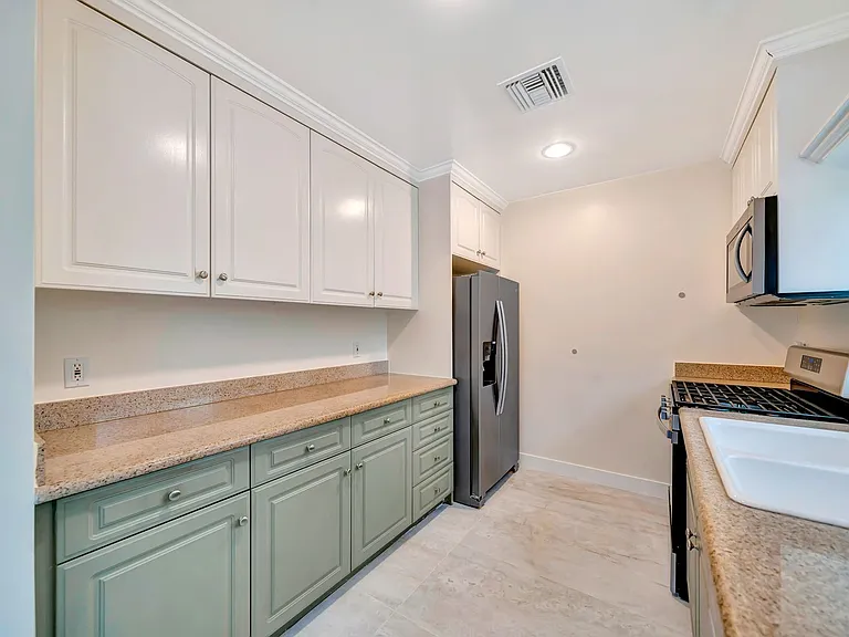 10951 Whitegate Ave — Photo 17