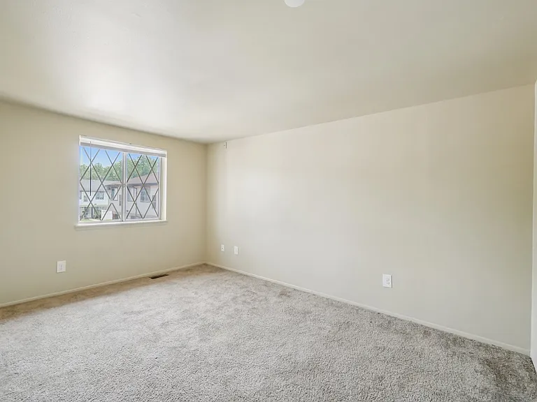 Creekside Apartments — Photo 31