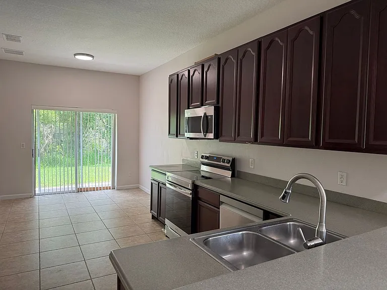 16617 Cedar Crest Dr — Photo 32