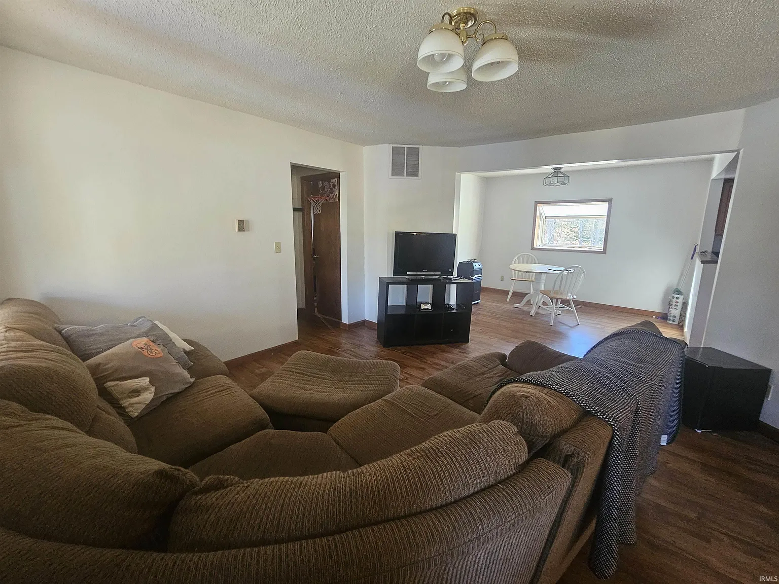 4 bed, 2.0 bath, 2096 sqft, $2,500 — Photo 4