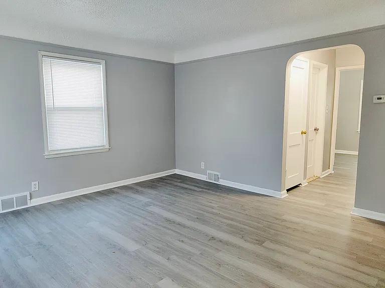 19345 Plainview Ave — Photo 5