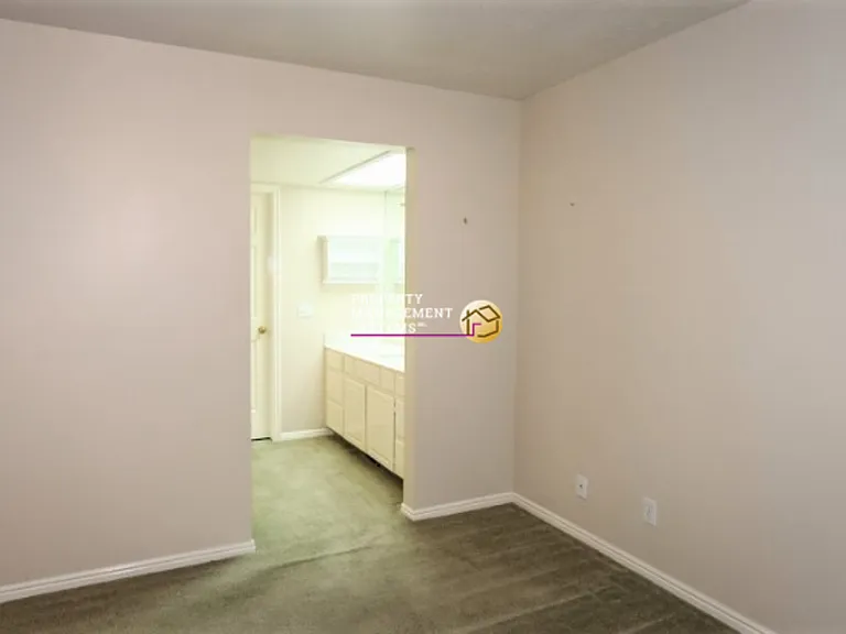 1376 E Rainsborough Rd — Photo 8