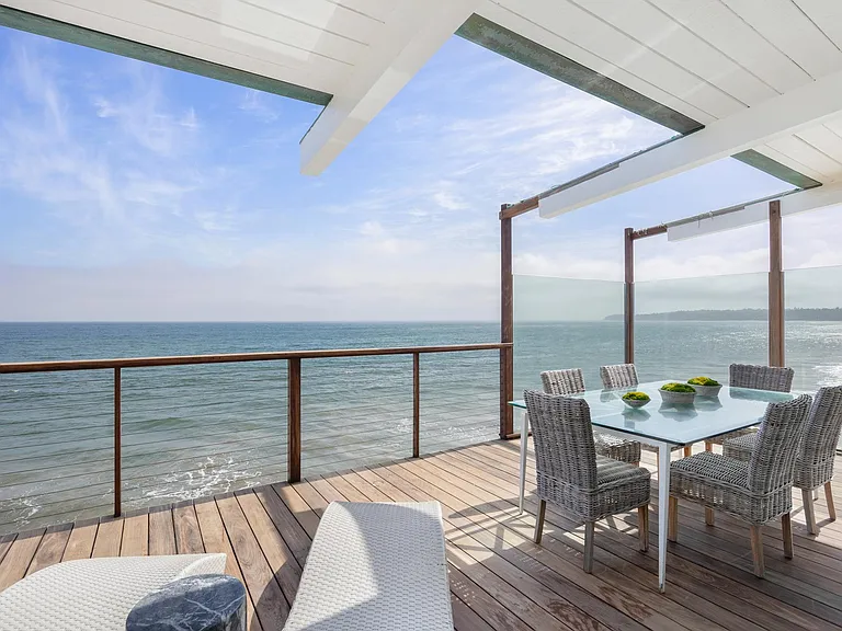 Bird's eye view of the deck covered by a glass roof.
Sip on your morning brew on the deck with sunlight, fresh air and shade.