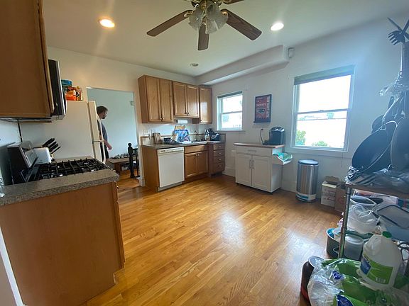 4th image of 33 Antwerp St #2