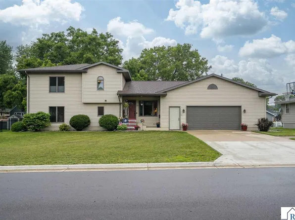 120 N Belmont Dr, Mankato, MN 56001