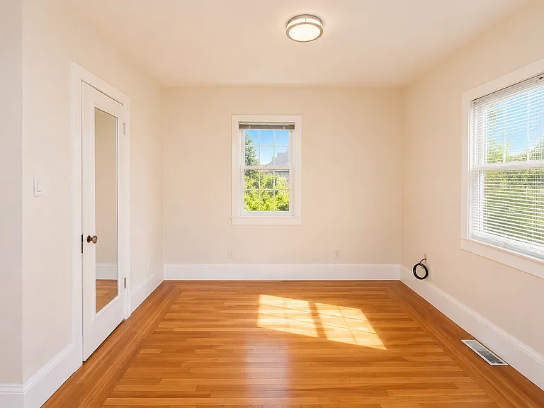1122 Winsor Ave — Photo 8