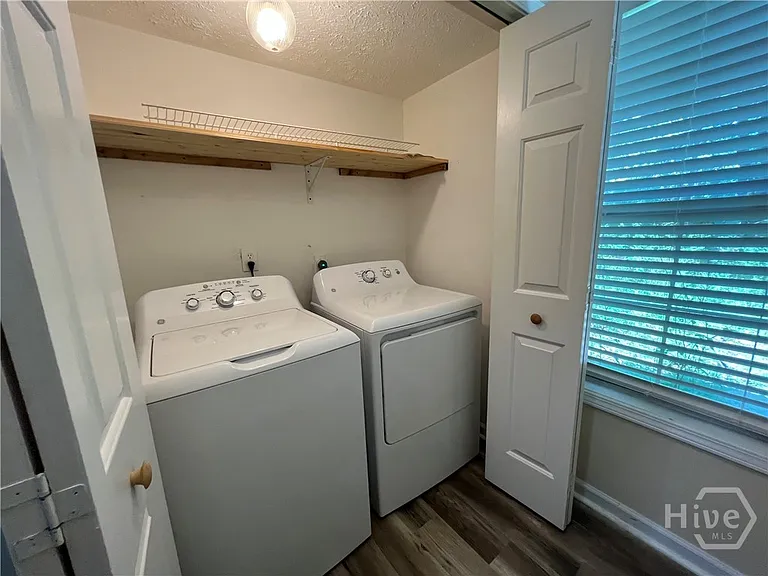112 White Ter — Photo 5
